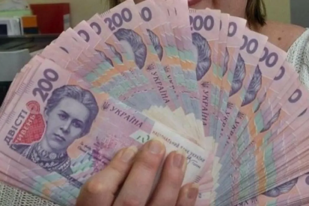 Вчителям збільшать щомісячну надбавку: з вересня виплачуватимуть по 2000 гривень