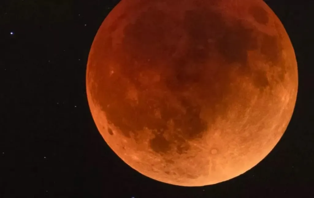 Нічне диво над Тернополем: жителі масово фотографували Кривавий Місяць