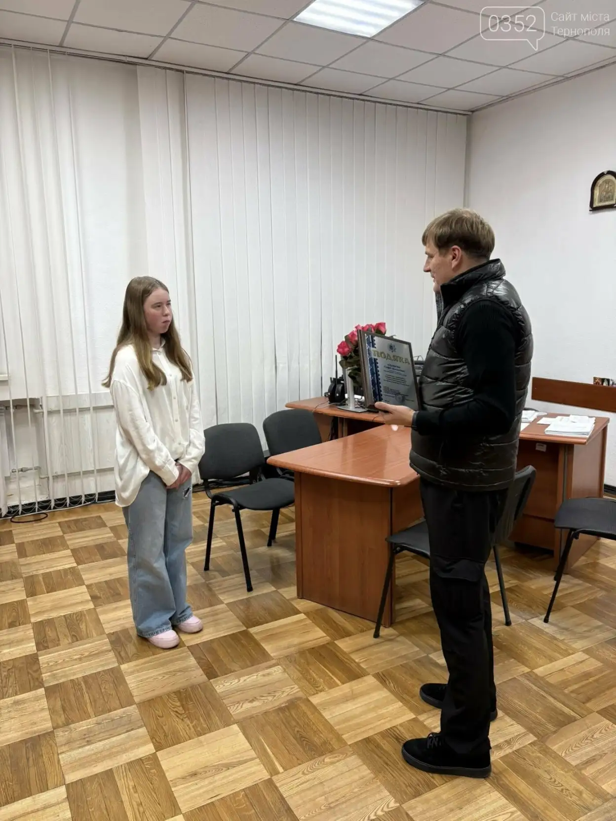 Учениця з Тернополя проявила чесність і повернула власнику загублений гаманець