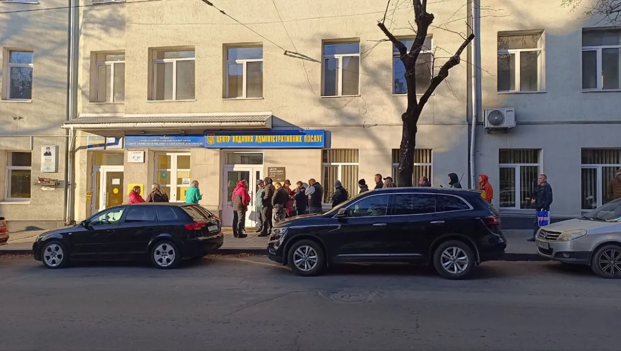 У Тернополі черги до ЦНАПу — перший день дії нових правил щодо відстрочки від мобілізації