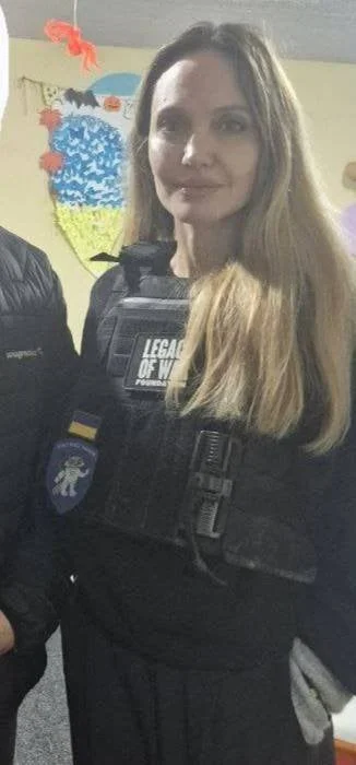 Анджеліна Джолі відвідала Херсон у межах гуманітарної місії Анджеліна Джолі відвідала Херсон у межах гуманітарної місії