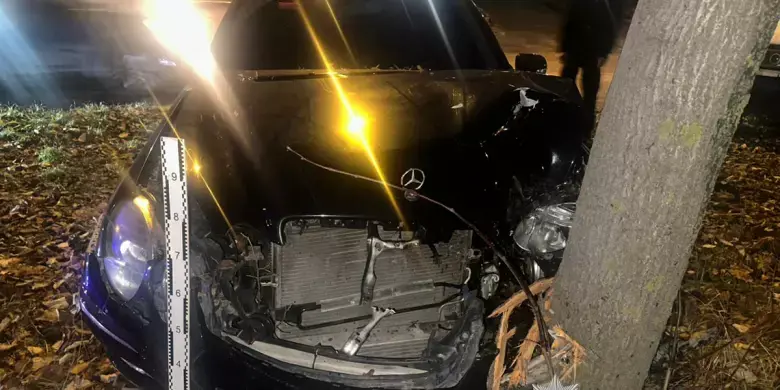 Автомобіль Mercedes-Benz в’їхав у дерево в Тернополі: постраждав водій