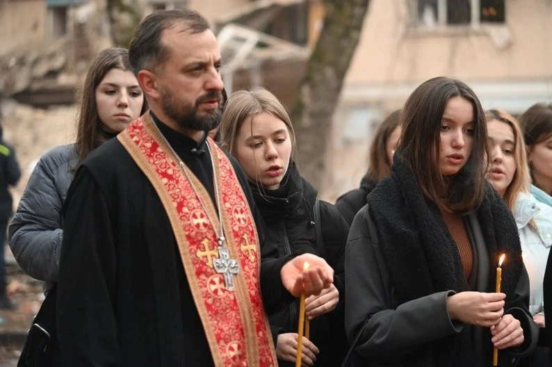 Тернопільська молодь зібралася на молитву в пам’ять про жертв ракетного удару