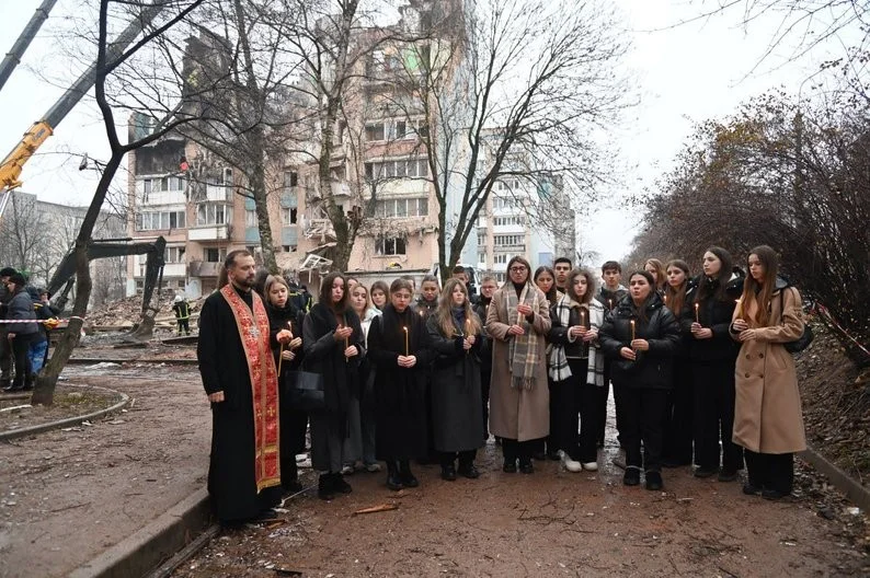 Тернопільська молодь зібралася на молитву в пам’ять про жертв ракетного удару
