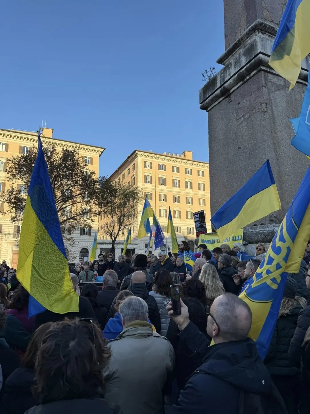 У Римі пройшла акція пам’яті жертв Голодоморів та солідарності з Україною У Римі пройшла акція пам’яті жертв Голодоморів та солідарності з Україною