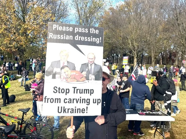 У центрі Вашингтона вимагали усунення Трампа: протест на тлі нових політичних скандалів У центрі Вашингтона вимагали усунення Трампа: протест на тлі нових політичних скандалів