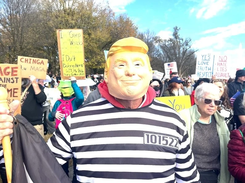 У центрі Вашингтона вимагали усунення Трампа: протест на тлі нових політичних скандалів У центрі Вашингтона вимагали усунення Трампа: протест на тлі нових політичних скандалів