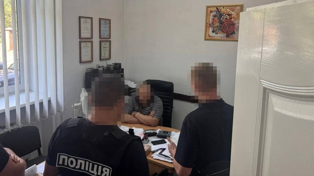 На Тернопільщині посадовця обвинувачують у спробі «продати» виїзд за кордон за 10 тисяч доларів