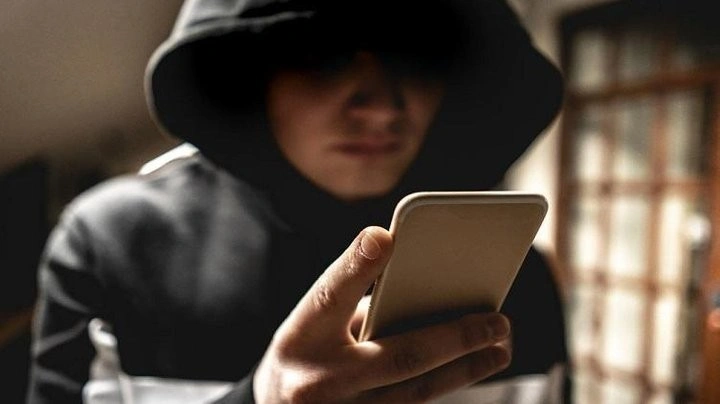 У Шепетівці матір оштрафували через телефонні знущання доньки над учителем