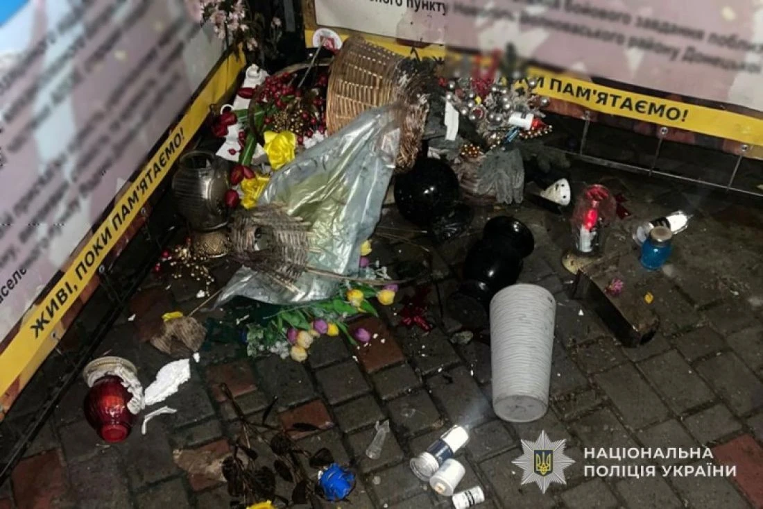 У Ланівцях жінка потрощила Алею пам’яті Героїв: поліція відкрила провадження