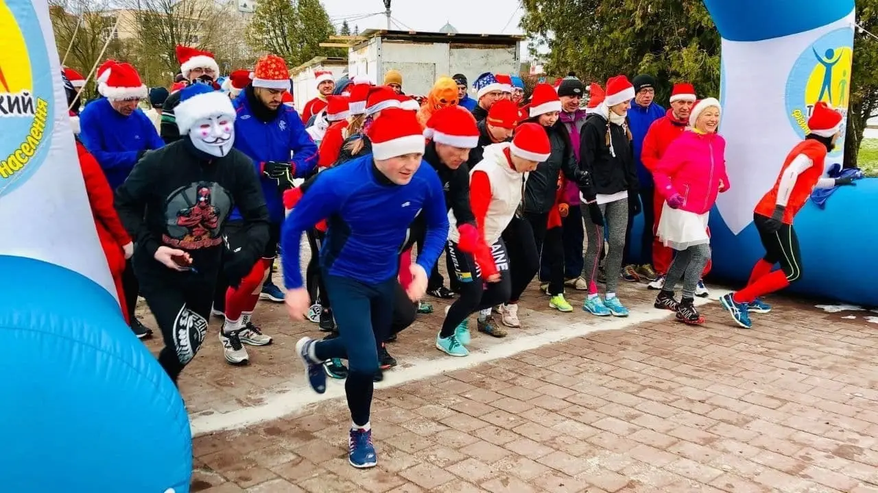 Тернопіль біжить у костюмах, щоб зігріти фронт