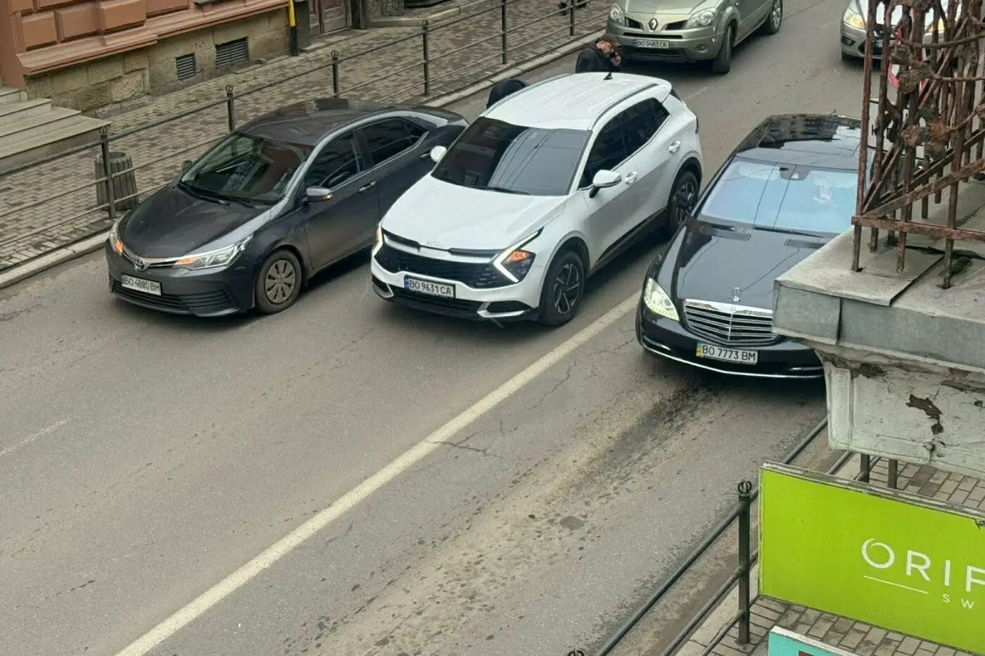 Дрібна аварія в центрі Тернополя спричинила транспортний колапс