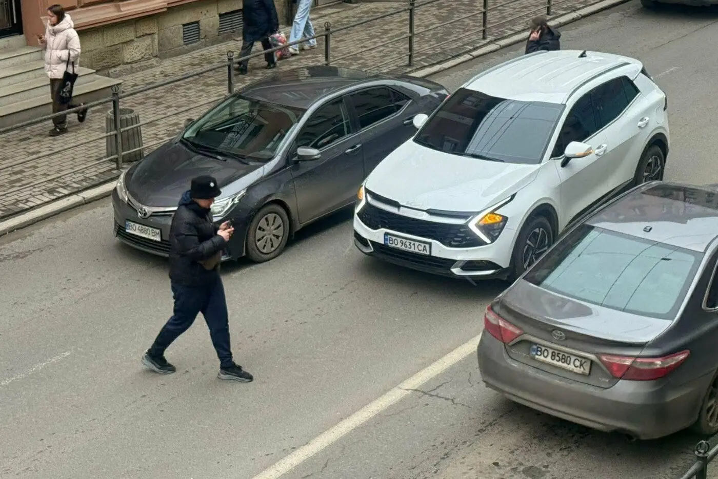 Дрібна аварія в центрі Тернополя спричинила транспортний колапс Дрібна аварія в центрі Тернополя спричинила транспортний колапс