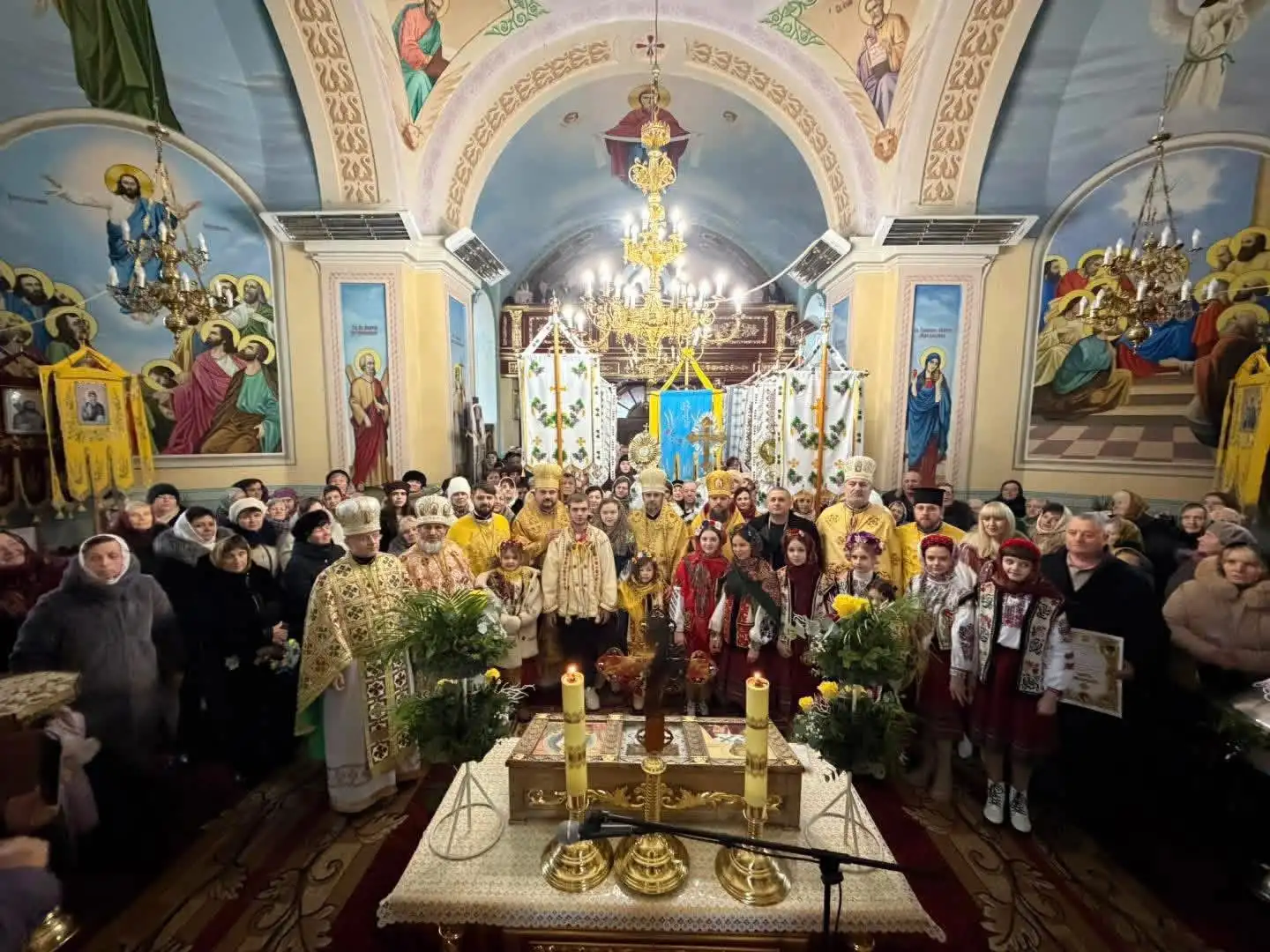 Освячення, яке об’єднало громаду: у Колиндянах оновили серце храму святого Миколая