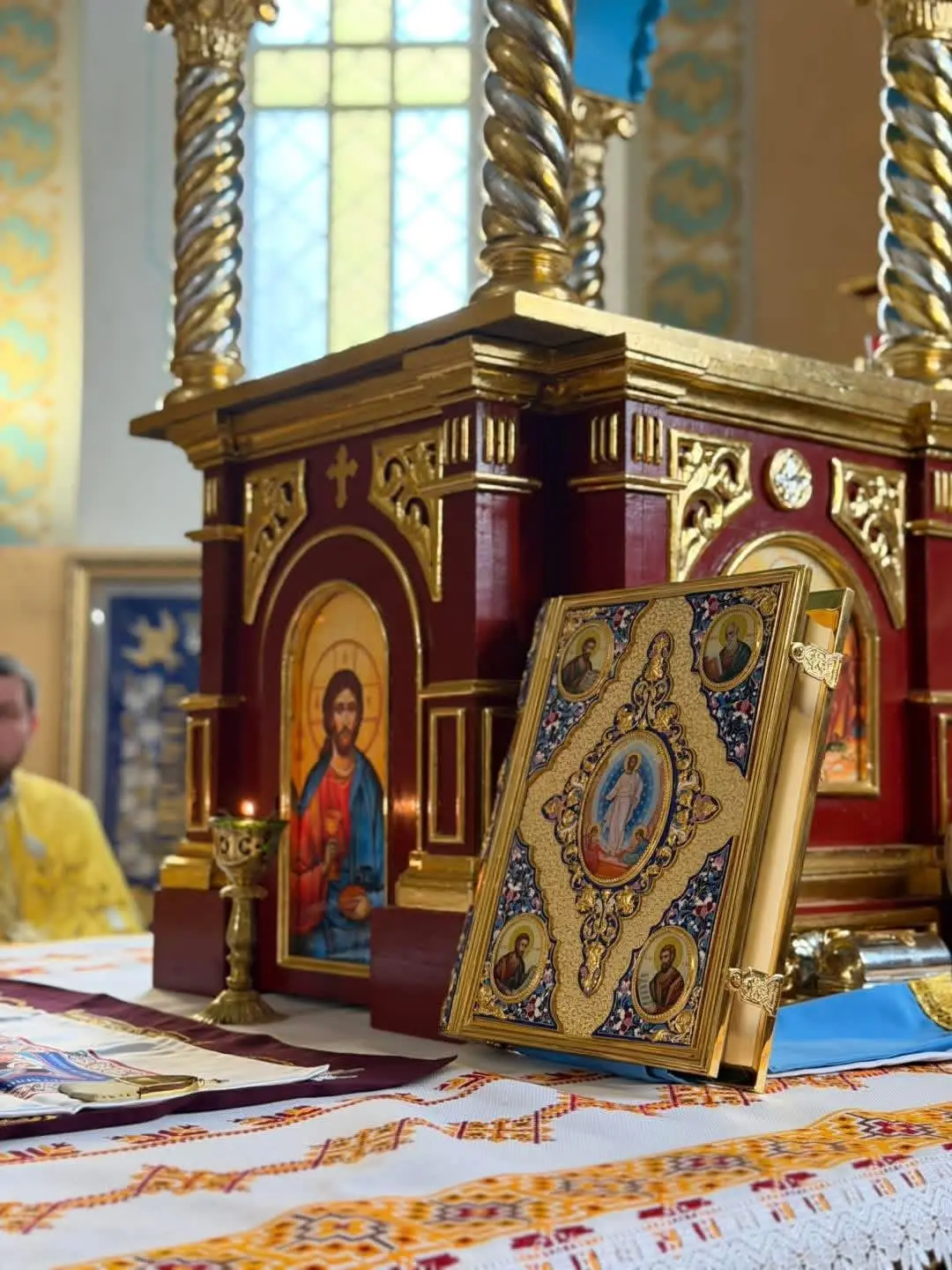 Освячення, яке об’єднало громаду: у Колиндянах оновили серце храму святого Миколая