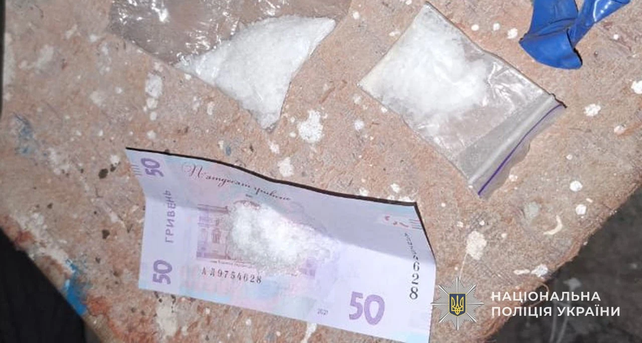 Закладники не втекли: у Петриках затримали трьох тернополян із кристалічною речовиною