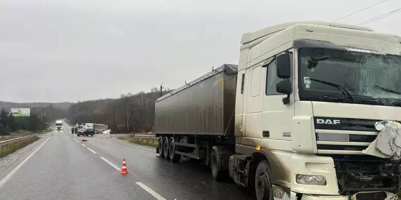 Зіткнення на головній дорозі: у Кременці двоє водіїв опинилися в лікарні після аварії вантажівок
