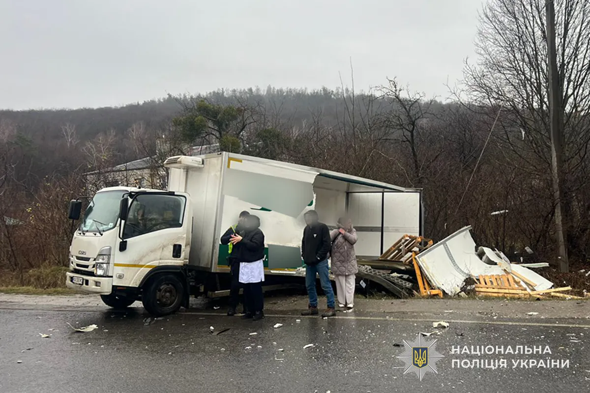 Зіткнення на головній дорозі: у Кременці двоє водіїв опинилися в лікарні після аварії вантажівок