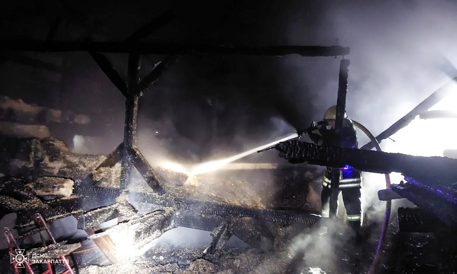 Нічна пожежа у монастирі на Закарпатті: рятувальники втримали вогонь за дві години