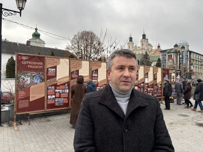 У Кременці просто неба відкрили виставку про ідеологічний вплив Росії на церкви У Кременці просто неба відкрили виставку про ідеологічний вплив Росії на церкви