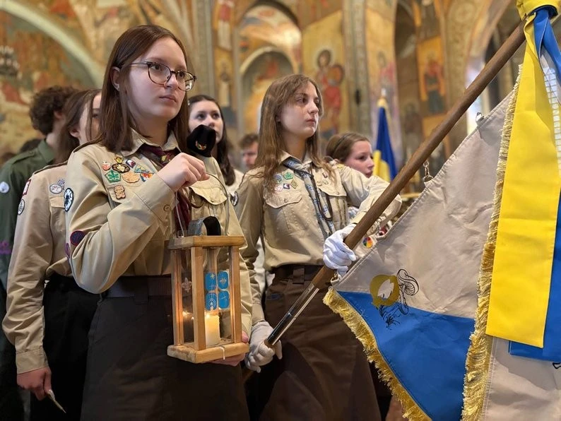 Вогонь, що долає кордони: до гарнізонного собору Черкас привезли символ Різдва Вогонь, що долає кордони: до гарнізонного собору Черкас привезли символ Різдва