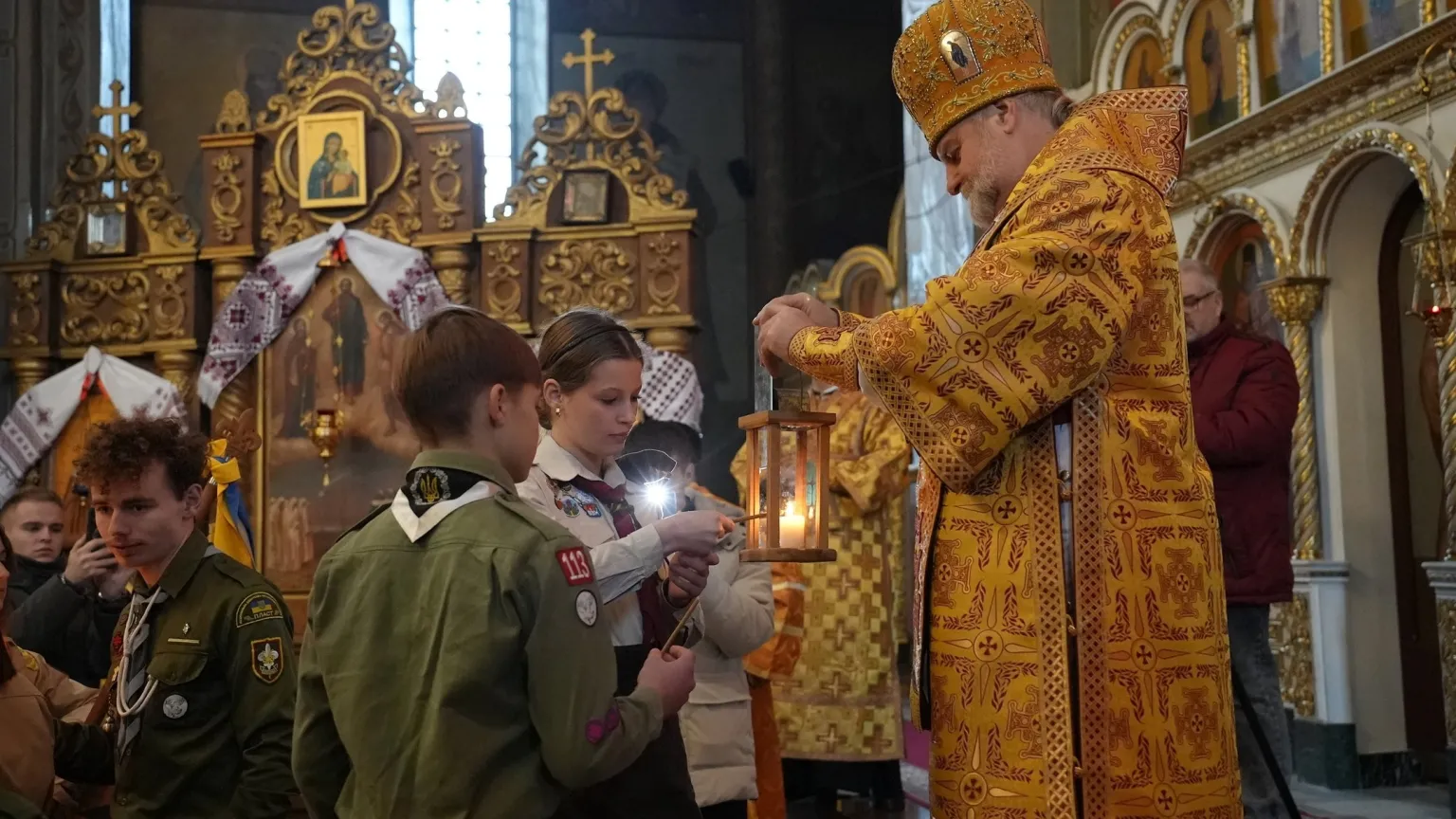 Вогонь, що долає кордони: до гарнізонного собору Черкас привезли символ Різдва