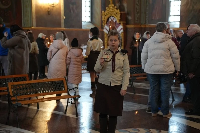 Вогонь, що долає кордони: до гарнізонного собору Черкас привезли символ Різдва Вогонь, що долає кордони: до гарнізонного собору Черкас привезли символ Різдва