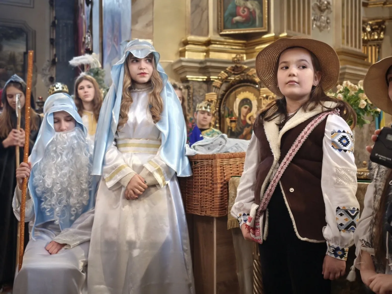 Різдво очима дітей: у головному соборі Тернополя ожив євангельський вертеп