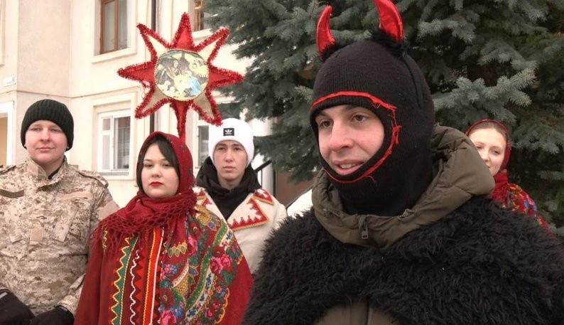 Різдво з користю для фронту: у Борщеві наколядували на пікап для десантників Різдво з користю для фронту: у Борщеві наколядували на пікап для десантників
