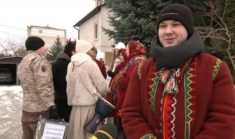 Різдво з користю для фронту: у Борщеві наколядували на пікап для десантників Різдво з користю для фронту: у Борщеві наколядували на пікап для десантників