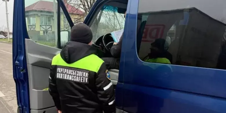 На Львівщині зупинили нелегальний рейс до Польщі