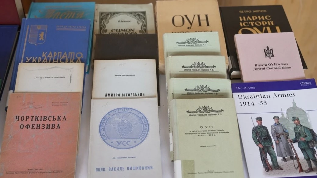Тернопільський музей отримав унікальну колекцію книг від української діаспори Канади