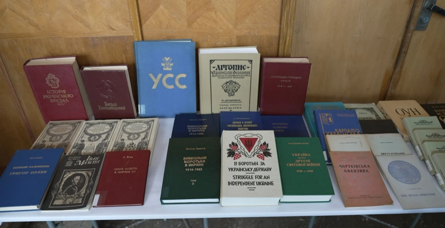 Тернопільський музей отримав унікальну колекцію книг від української діаспори Канади