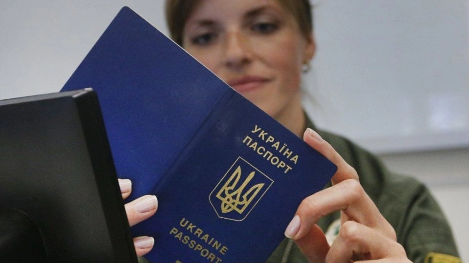 Менше черг і один запис: українцям дозволили оформлювати два паспорти за раз