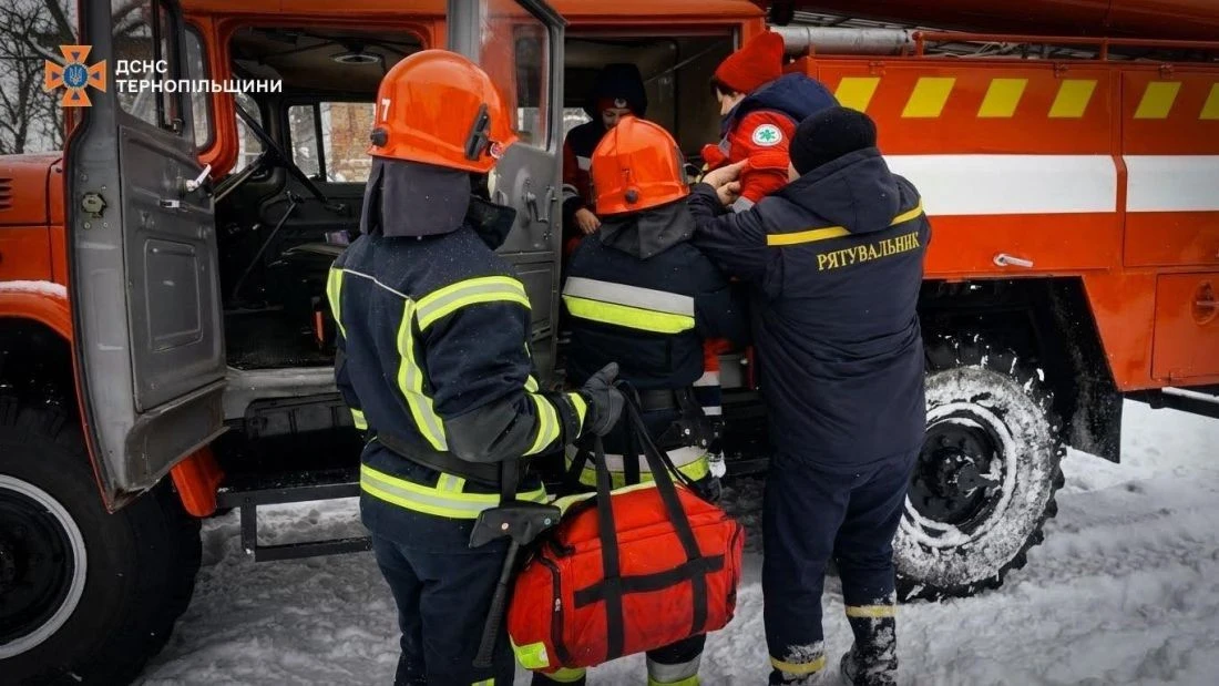 Сніг став на заваді викликам: на Тернопільщині рятували автомобілі швидких