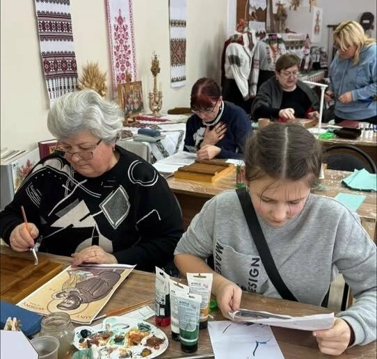 Тиша, фарби і молитва: у Тернополі завершили цикл іконописної майстерні