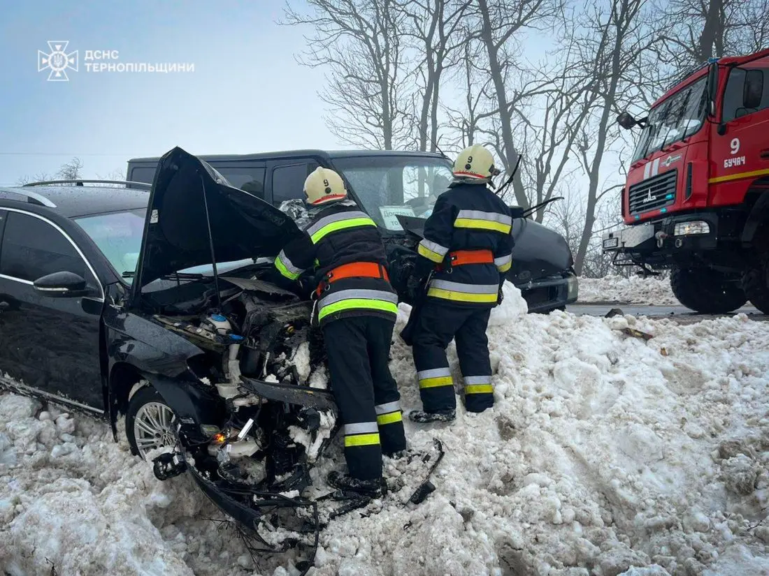 Невдалий маневр на трасі Н-18: госпіталізовано двох людей