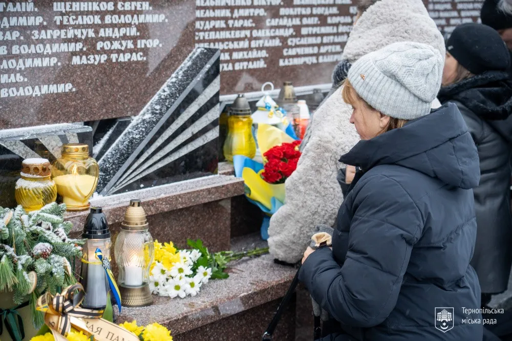 Тернопіль згадав імена полеглих: біля Дзвону пам’яті пролунала спільна молитва