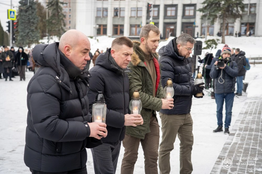 Тернопіль згадав імена полеглих: біля Дзвону пам’яті пролунала спільна молитва