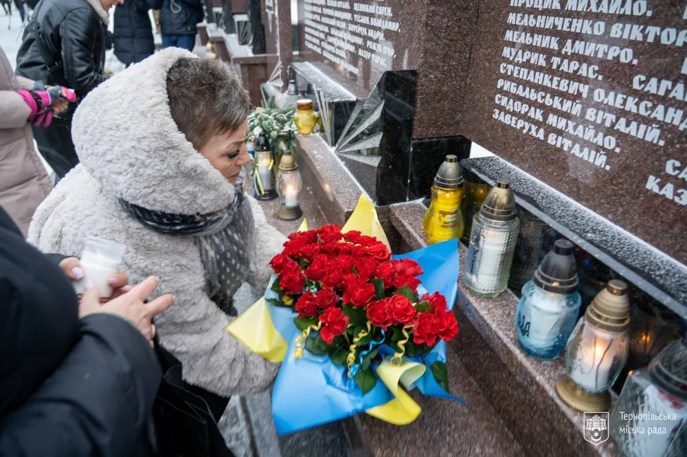 Тернопіль згадав імена полеглих: біля Дзвону пам’яті пролунала спільна молитва