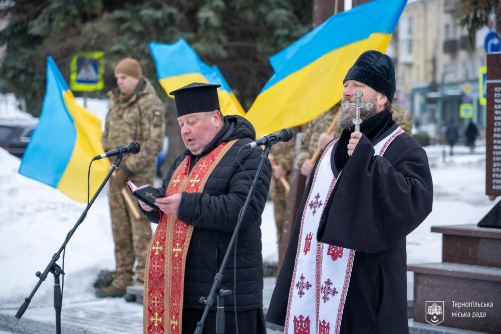 Тернопіль згадав імена полеглих: біля Дзвону пам’яті пролунала спільна молитва