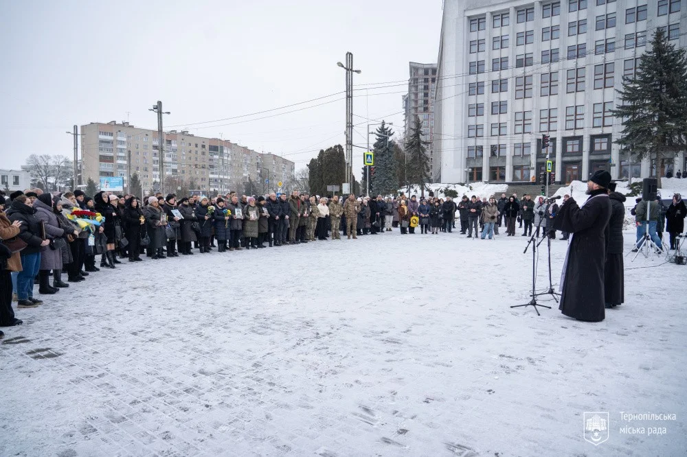 Тернопіль згадав імена полеглих: біля Дзвону пам’яті пролунала спільна молитва