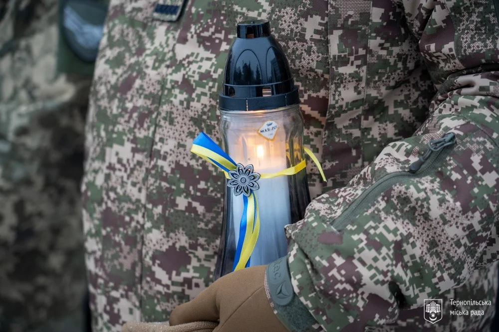 Тернопіль згадав імена полеглих: біля Дзвону пам’яті пролунала спільна молитва
