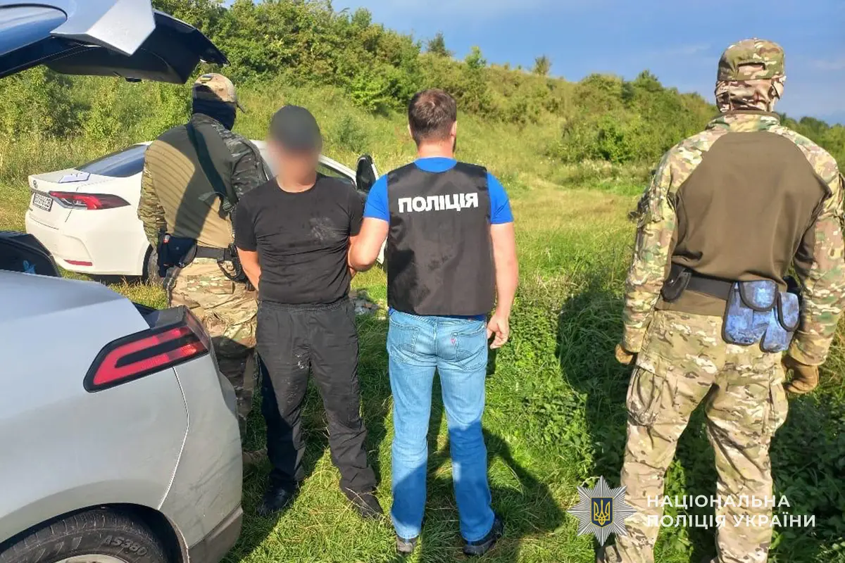 Наркомережі та арсенали зброї: на Тернопільщині судитимуть групу з шести зловмисників