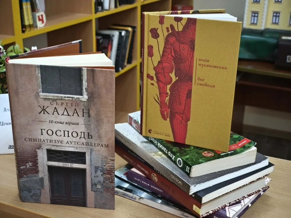 Книжковий десант у Тернополі: бібліотеки міста отримали сотні нових видань