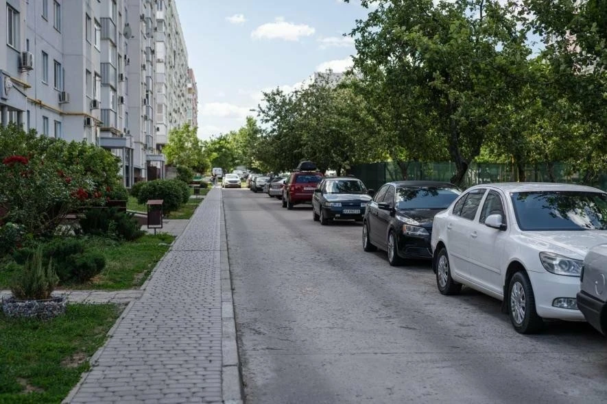 Дворові парковки 2026: як не стати ворогом сусідів та не отримати штраф