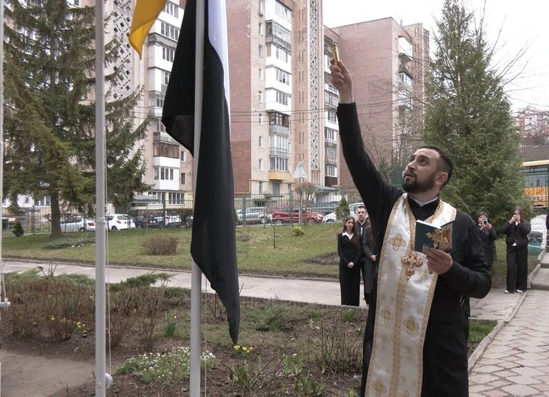 Символ незламності на шкільному подвір’ї: Тернопільський ліцей підняв прапор на підтримку бранців