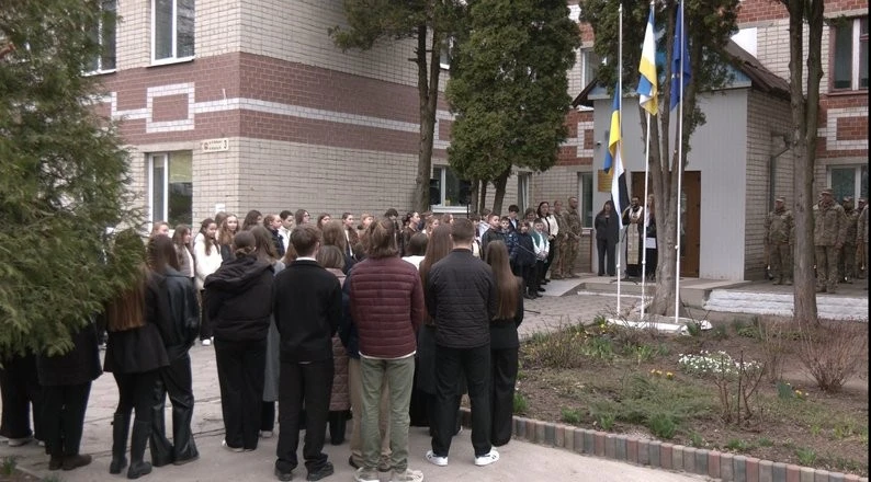 Символ незламності на шкільному подвір’ї: Тернопільський ліцей підняв прапор на підтримку бранців