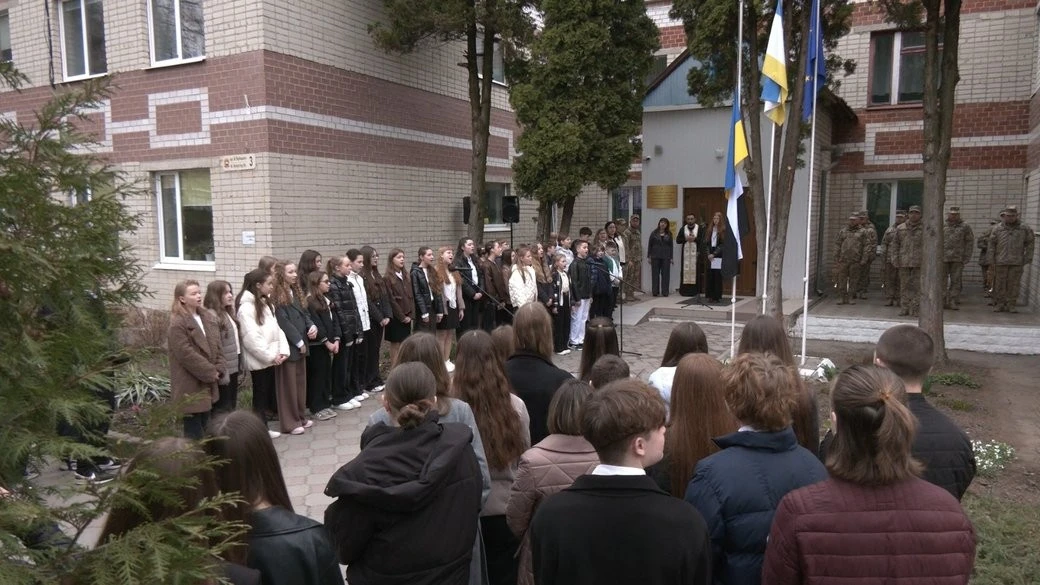 Символ незламності на шкільному подвір’ї: Тернопільський ліцей підняв прапор на підтримку бранців