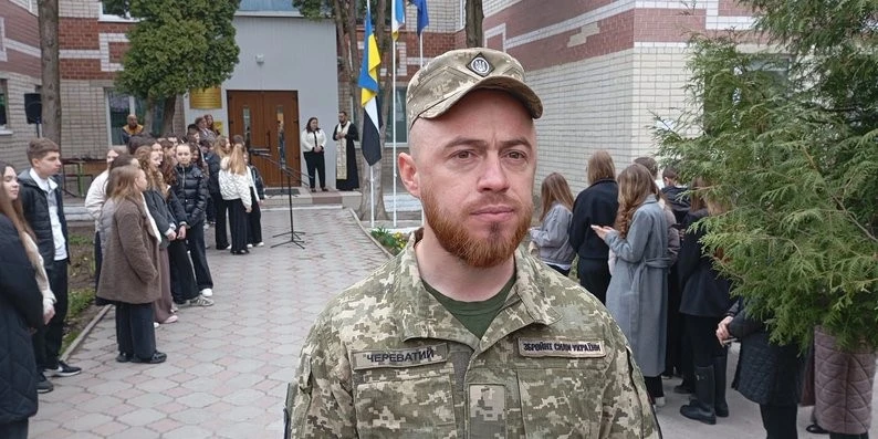 Символ незламності на шкільному подвір’ї: Тернопільський ліцей підняв прапор на підтримку бранців